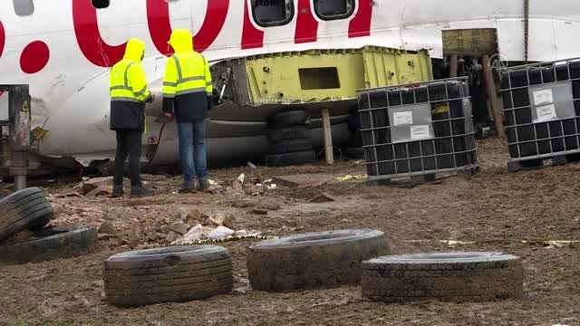 Pistten çıkan uçağın enkazını kaldırma çalışmaları sürüyor