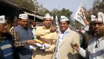 दिल्ली चुनाव के रुझानों को देखते हुए AAP के कार्यकर्ताओ ने बाटी मिठाई