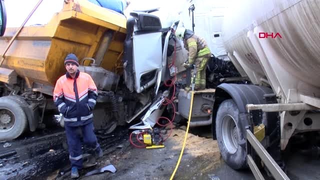 Şile yolu'nda hafriyat kamyonu ile su tankeri kafa kafaya çarpıştı
