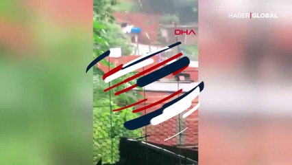 Toprak kayması bir anda evleri yuttu