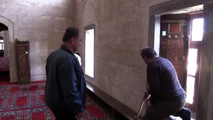 Selimiye'nin ahşap kepenklerine sert cisimle isim kazıdılar