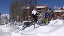 Bitlis kara gömüldü... Okulların tatil edildiği kentte tabelalar kardan kayboldu