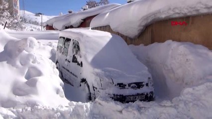 Bitlis'te tek katlı evler kara gömüldü, 153 köy yolu ulaşıma kapalı