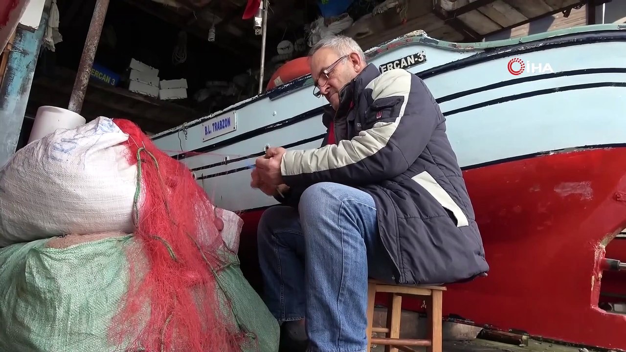 Yarım Asırdır Balık Ağı Örerek Ekmeğini Kazanıyor