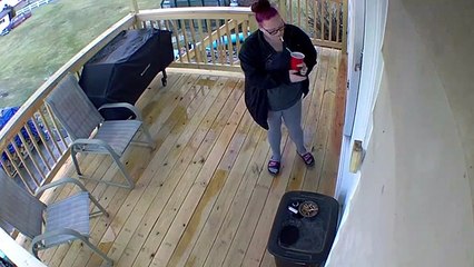 Un homme aide sa soeur qui a glissé