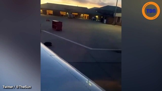 Des bagagistes maltraitent les bagages sur le tarmac d'un aéroport