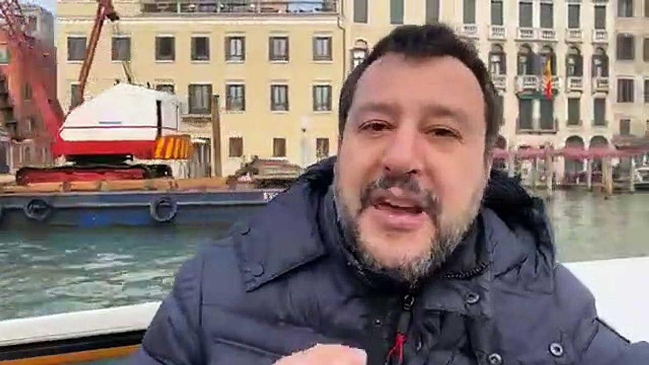 SALVINI, DIRETTA FACEBOOK IN BARCA A VENEZIA: "«Acqua alta, qui servono almeno 150 milioni l'anno"