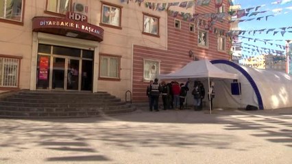 Terörün pençesinden oğullarını kurtaran aile, sevinçlerini Diyarbakır anneleriyle paylaştı