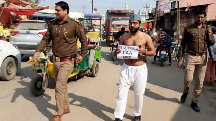 शामलीः युवक ने अर्धनग्न होकर किया एनआरसी व सीएए के समर्थन में प्रदर्शन