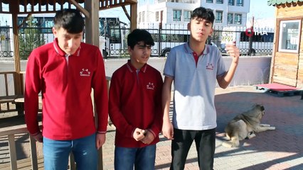 Öğretmenlerinden izin alıp dersten çıktılar, tellere takılan köpeği kurtardılar