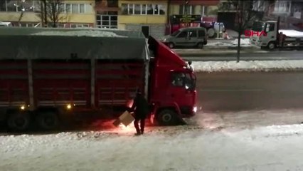 Sivas donan kamyonetin altında ateş yaktı