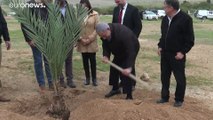 نتنياهو يغرس شجرة في غور الأردن.. وبذور الشقاق مع عمان