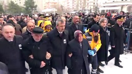 Descargar video: İdlib şehidi Piyade Uzman Onbaşı Davut Özcan son yolculuğuna uğurlanıyor