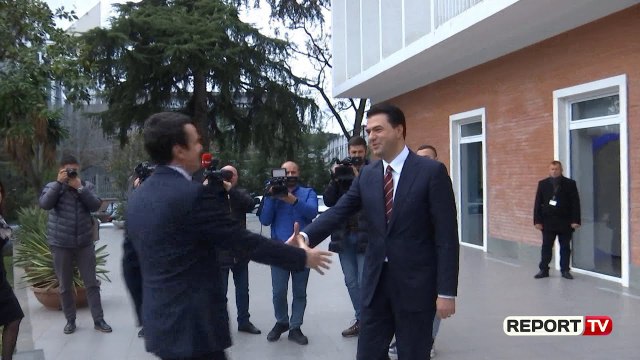 Report TV - Albin Kurti në selinë e PD-së, pritet nga Lulzim Basha