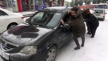 Yollar buz pistine döndü...Sürücüler buzlu yollarda hakimiyet sağlamakta zorlandı