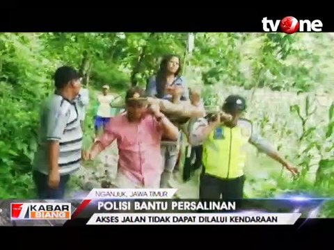 Viral, Polisi Evakuasi Ibu Baru Melahirkan dari Tengah Hutan