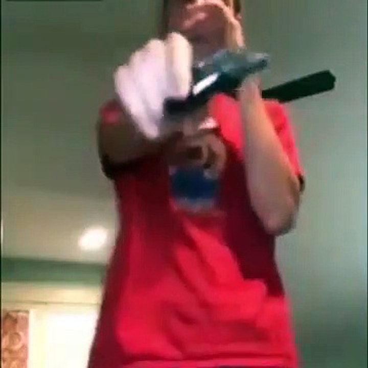 Un gros fail d'un mec qui jouait avec un vrai pistolet