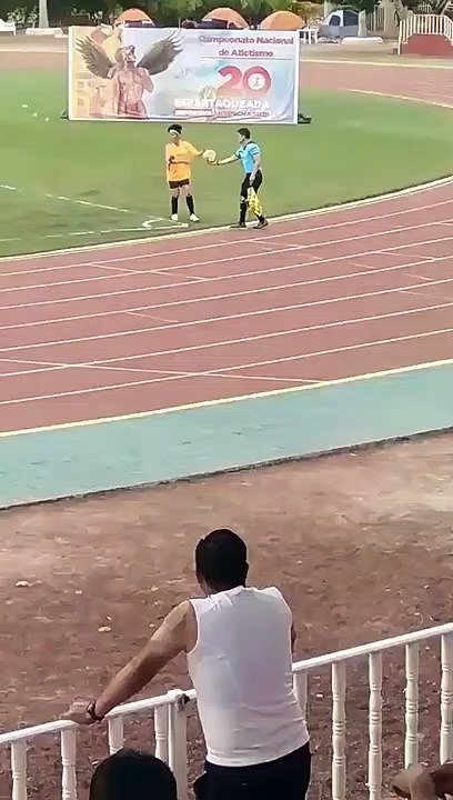 Un arbitre vs le foot féminin ! MDR