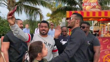 محمد رمضان يصل إلى جدة ويلتقط الصور مع معجبيه في السعودية