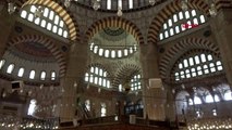 Edirne selimiye camii'nin tarihi kapılarına zarar verdiler