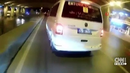 Motosikleti polisin üzerine sürüp böyle kaçtı!
