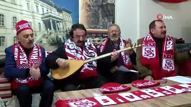 Sivaslı âşıklardan hakemlere ve VAR'a türkülü tepki