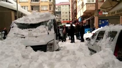 Giresun'da çatıdan düşen karlar park halindeki 2 araca hasar verdi
