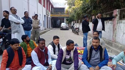 हरदोई -नगर पालिका कार्यालय के बाहर वार्ड मेम्बरों ने किया प्रदर्शन