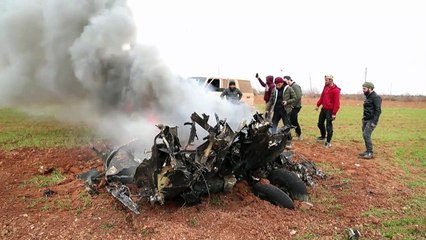 Helicóptero do regime abatido e civis mortos em bombardeios