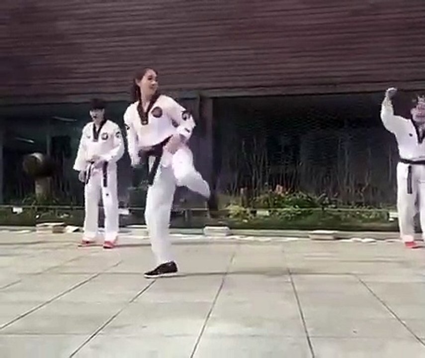 Un beau mélange entre le karaté et la danse exécuté par cette femme