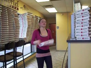 Pliage de boites à pizza : elle va super vite !