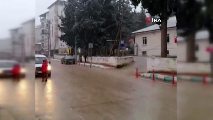 Download Video: Antakya-Yayladağı yolu kar nedeniyle ulaşıma kapandı