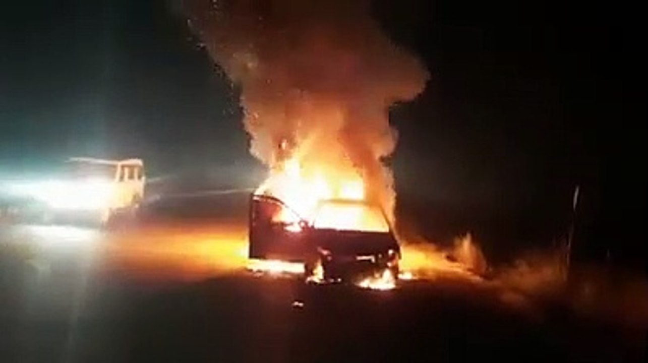 सुल्तानपुर -आग का गोला बनी चलती कार, कूदकर ड्रा...