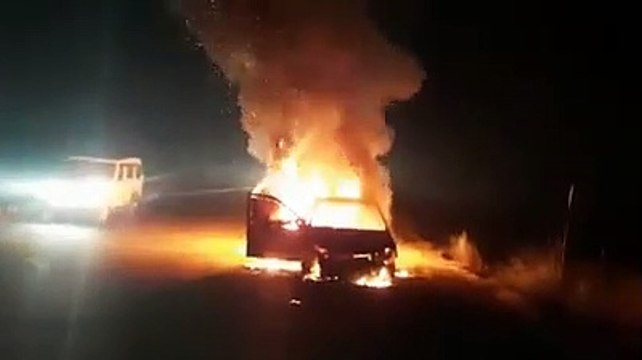 सुल्तानपुर -आग का गोला बनी चलती कार, कूदकर ड्राइवर ने बचाई जान