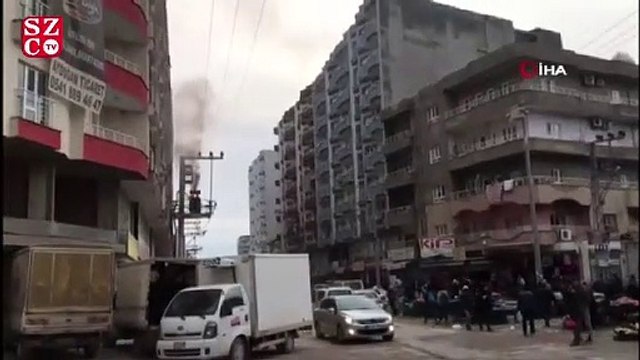 Yanan trafonun üzerine kovayla su döktü, yürekleri ağza getirdi