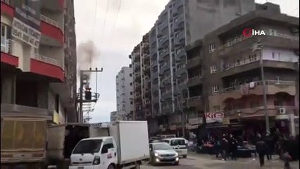 Yanan trafonun üzerine kovayla su döktü, yürekleri ağza getirdi