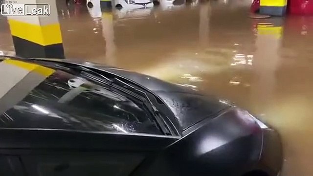 Sa Lamborghini Huracán prise au piège dans l'inondation d'un parking !