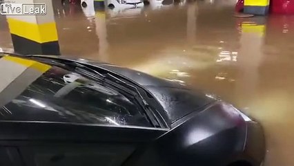 Sa Lamborghini Huracán prise au piège dans l'inondation d'un parking !