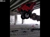 Coincé sous un pont : ce camion benne est soulevé !