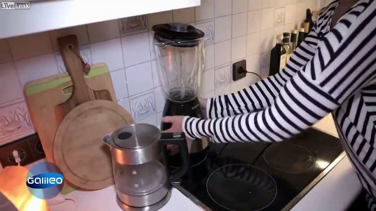 Cette folle boit un milk shake.. de hareng fumé !