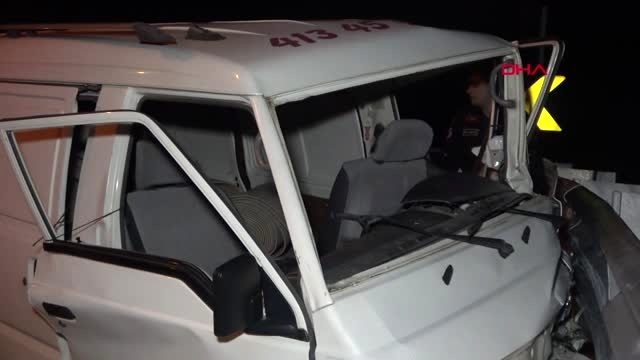 Bursa araçta sıkışan sürücüyü itfaiye kurtardı