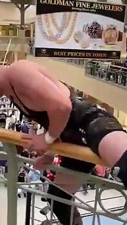 Ce catcheur saute du 1er étage pour faire une prise de dingue