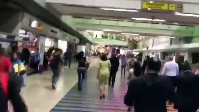 Diputados de la Asamblea Nacional sortean a los matones de Maduro para recibir a Guaidó