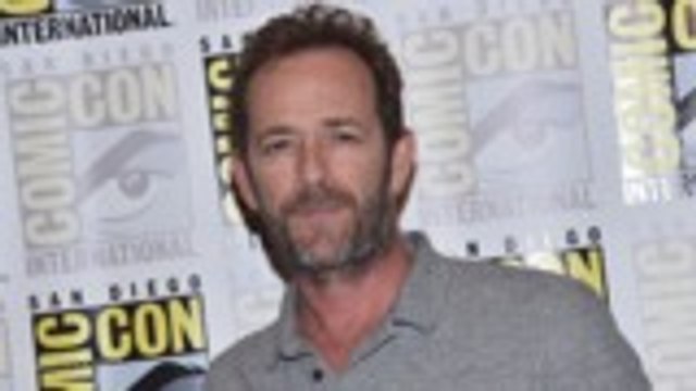 Social Media Points Out Luke Perry, Sid Haig Were Missing From Oscars In Memoriam Segment | THR News