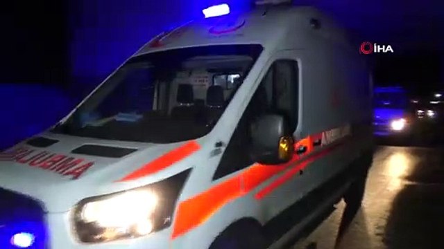 Otomobil üst geçidin ayağına çarptı: 2 yaralı