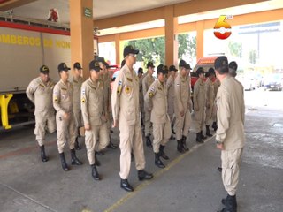 Bomberos reciben capacitación sobre rescates acuáticos