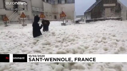 L'écume de mer se déverse dans une ville de Bretagne
