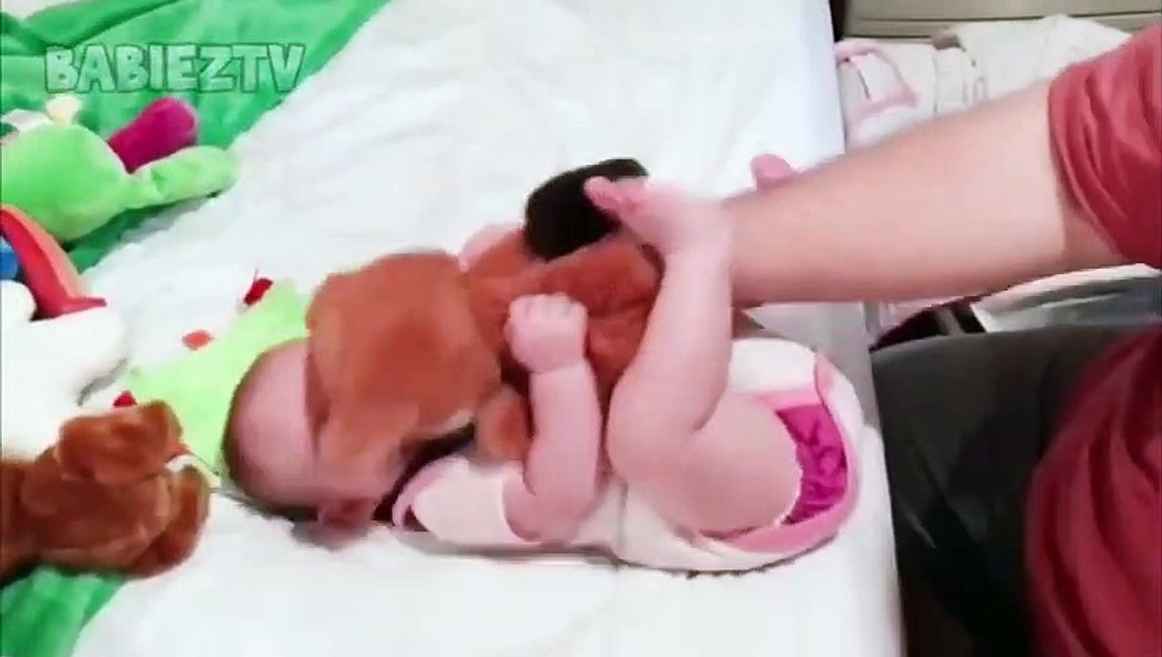 Lindos niños y bebés haciendo ejercicios y ejercicios