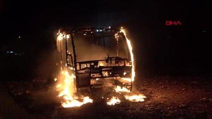 Park halindeki minibüs alev aldı, geriye iskeleti kaldı