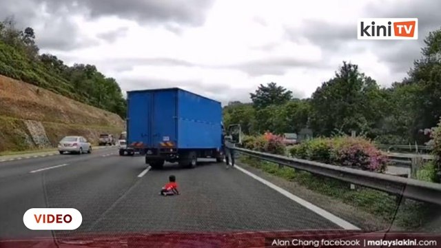 Kanak-kanak tercampak keluar dari kereta ke tengah lebuh raya